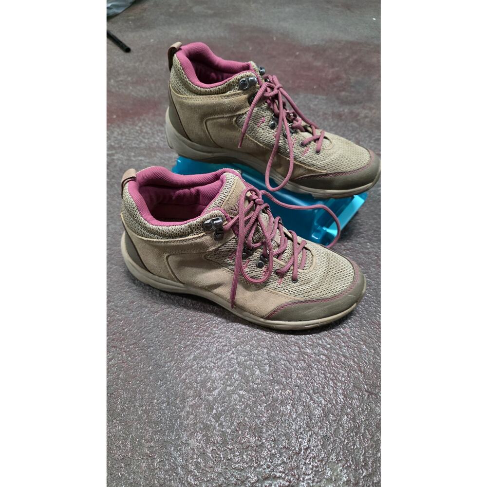 Vionic 3105 Cypress 9168 Hiking Ankle Boots Women's Size 9.5 tan purple outdoor